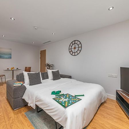 Hq Aparthotel Farnborough Экстерьер фото