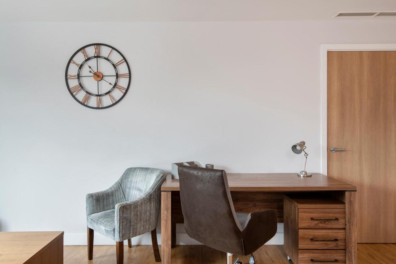 Hq Aparthotel Farnborough Экстерьер фото