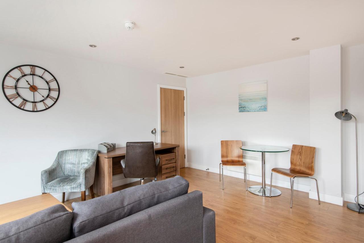 Hq Aparthotel Farnborough Экстерьер фото