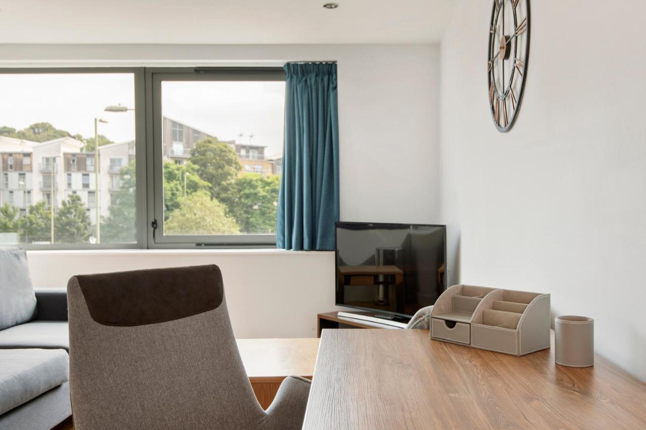 Hq Aparthotel Farnborough Экстерьер фото