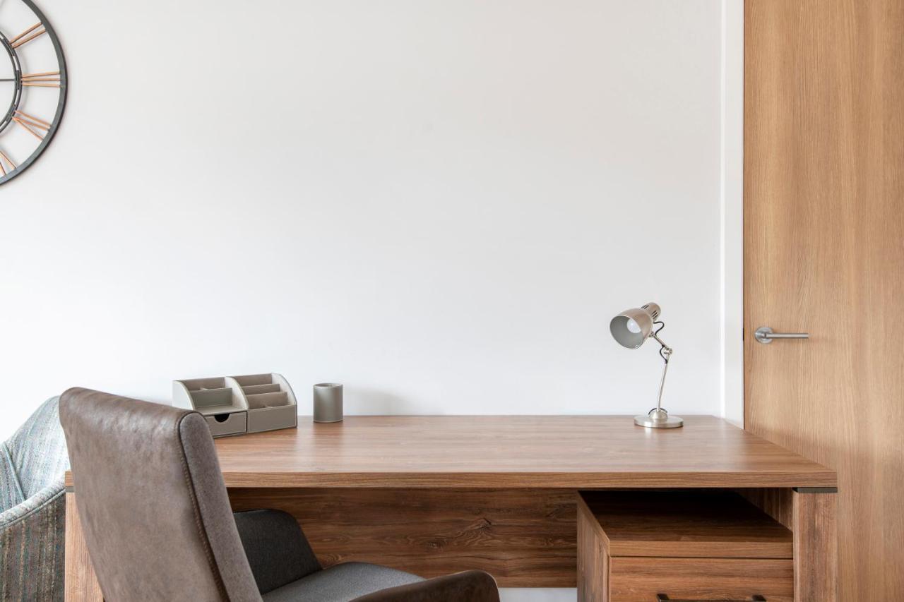 Hq Aparthotel Farnborough Экстерьер фото