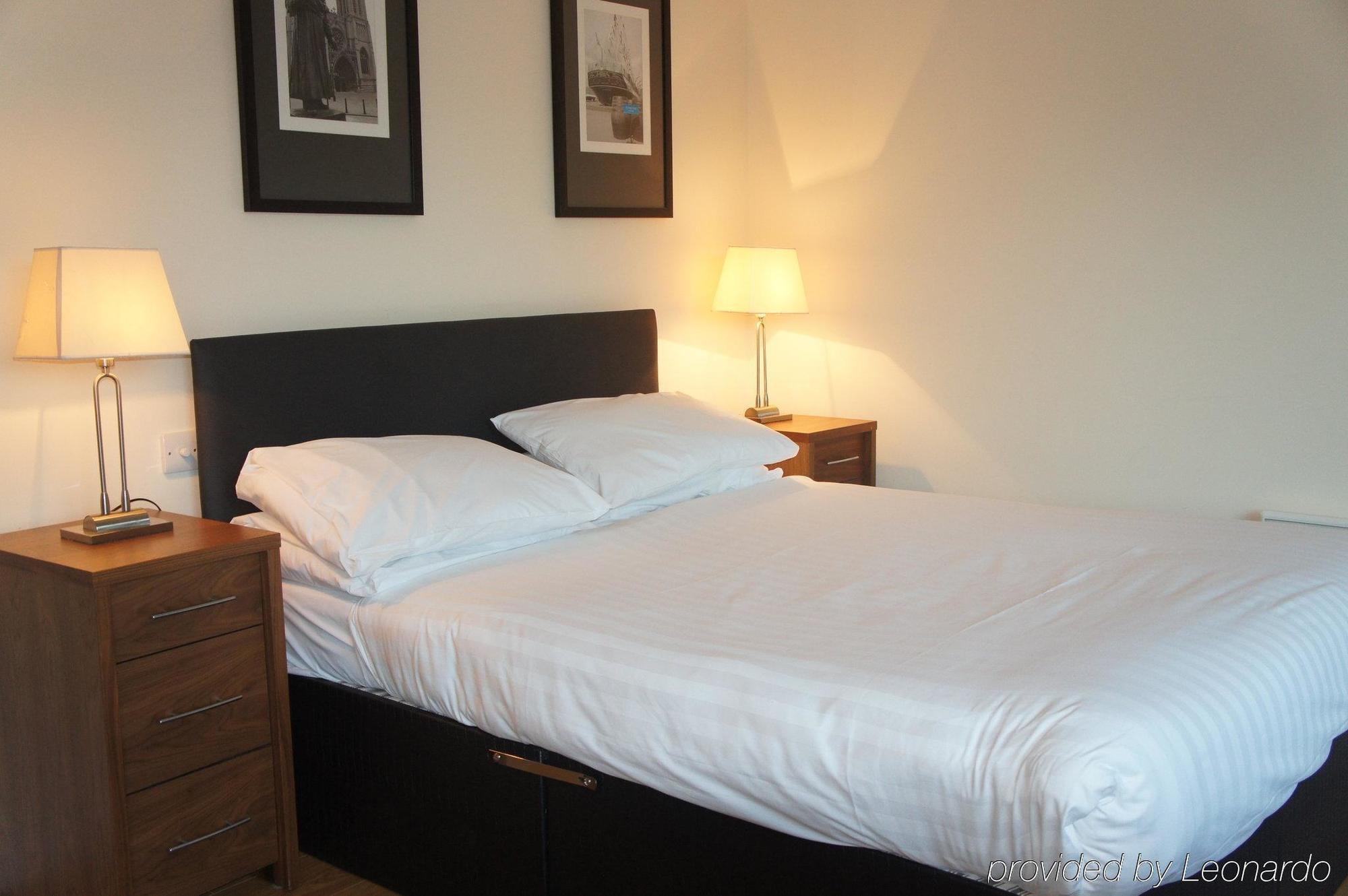 Hq Aparthotel Farnborough Экстерьер фото