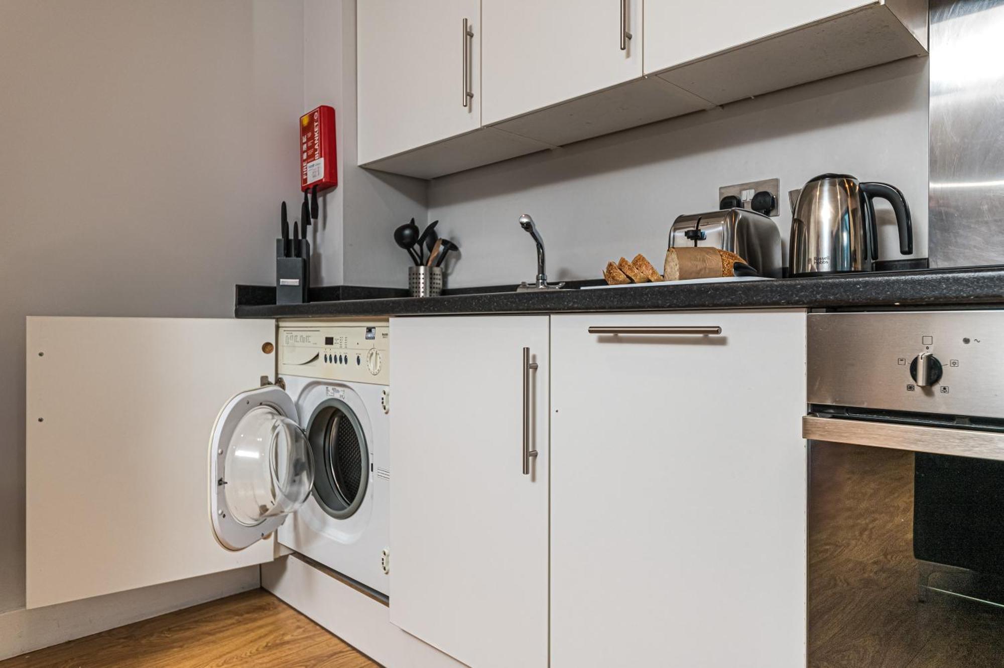 Hq Aparthotel Farnborough Экстерьер фото