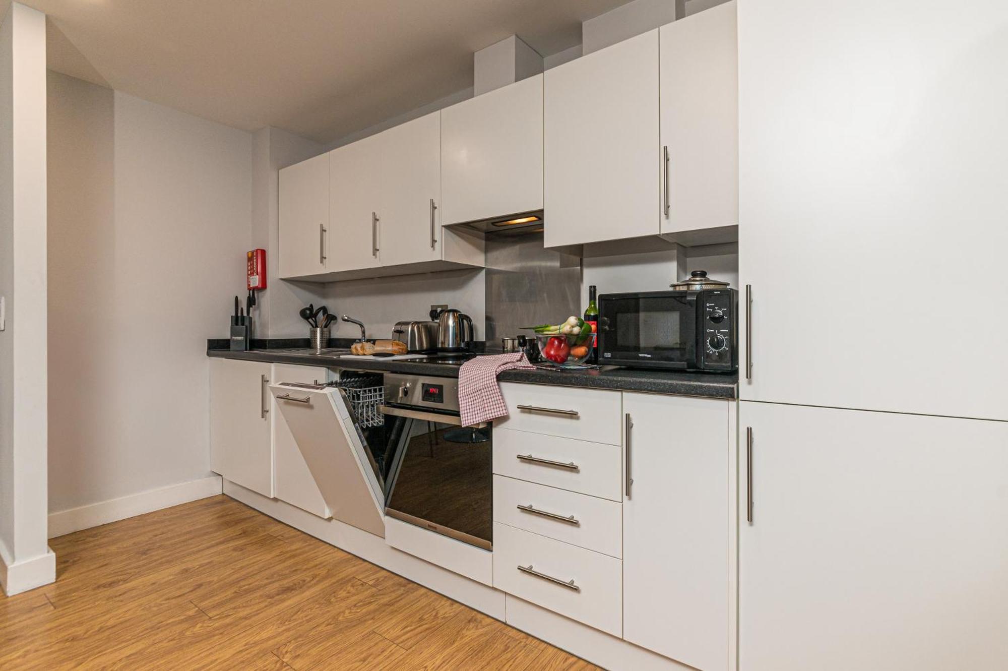 Hq Aparthotel Farnborough Экстерьер фото