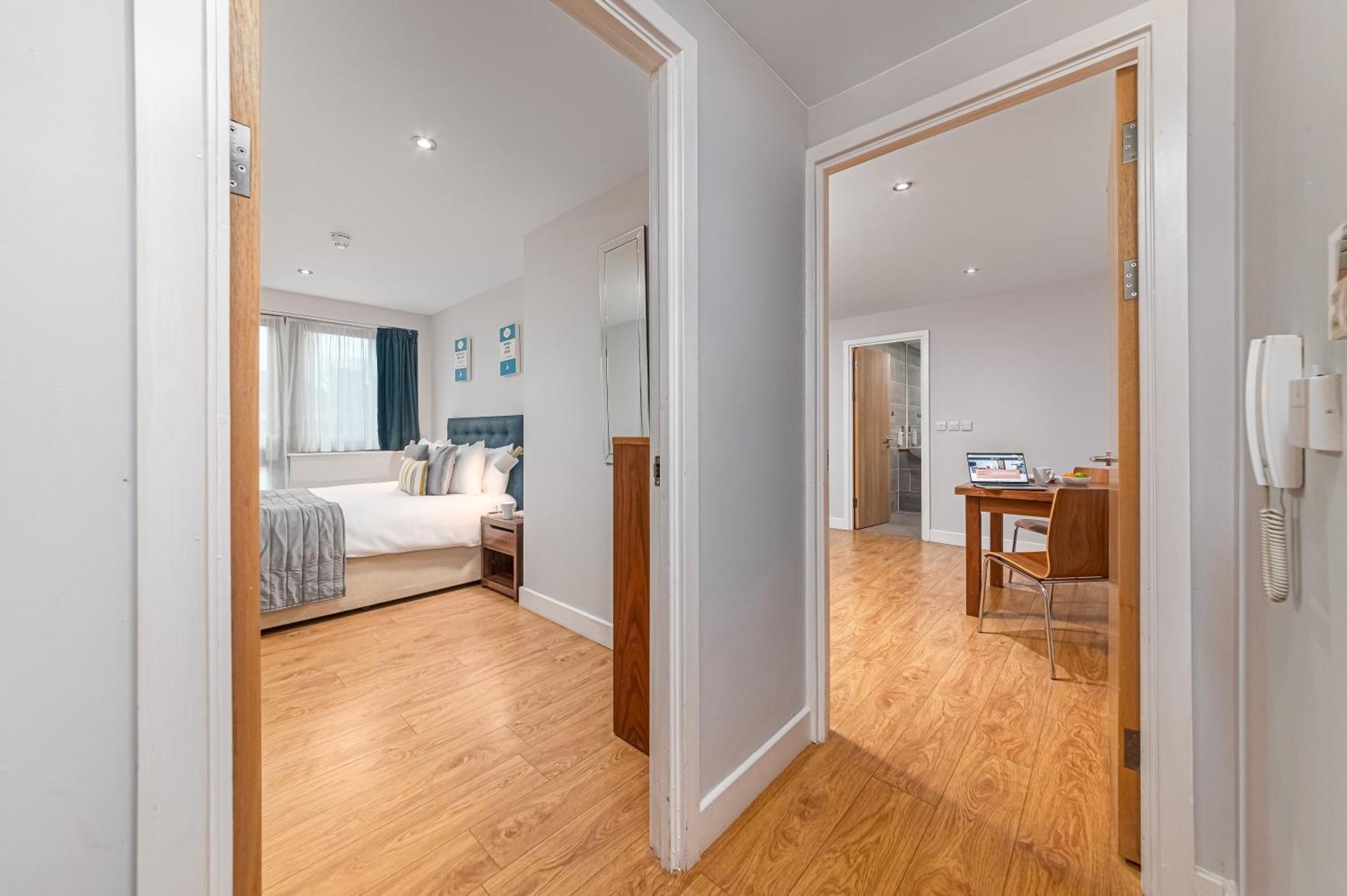Hq Aparthotel Farnborough Экстерьер фото