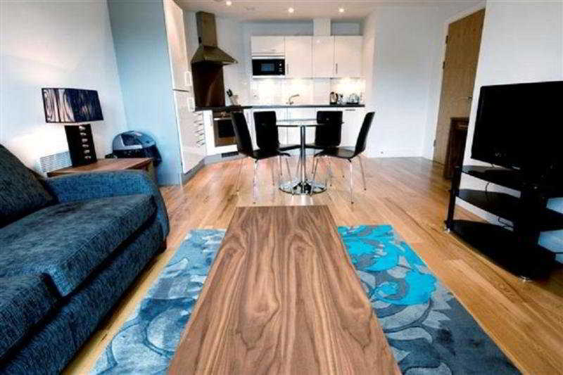 Hq Aparthotel Farnborough Экстерьер фото