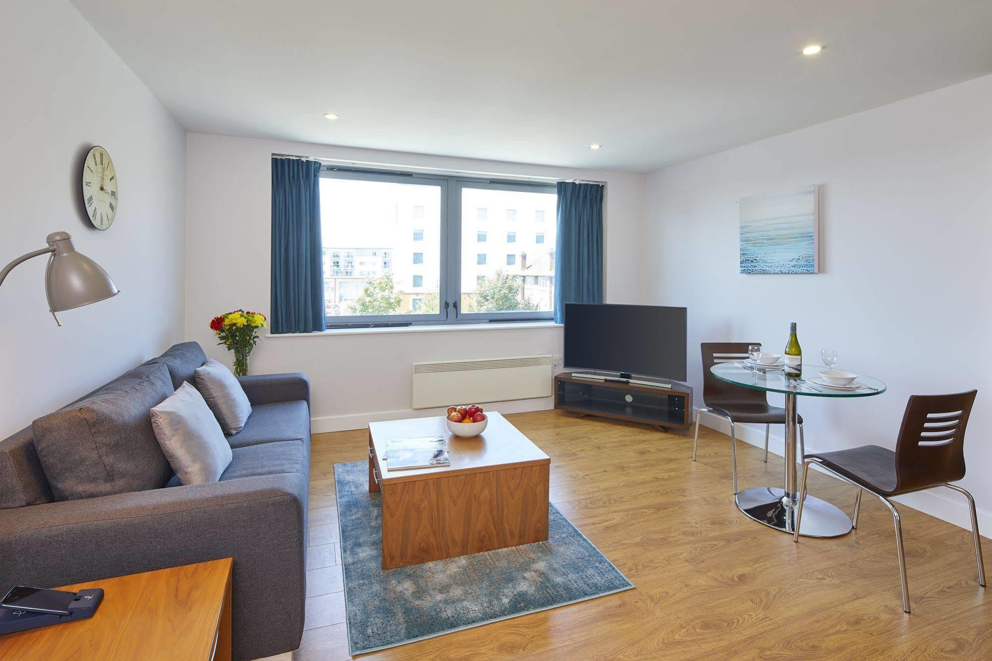 Hq Aparthotel Farnborough Экстерьер фото