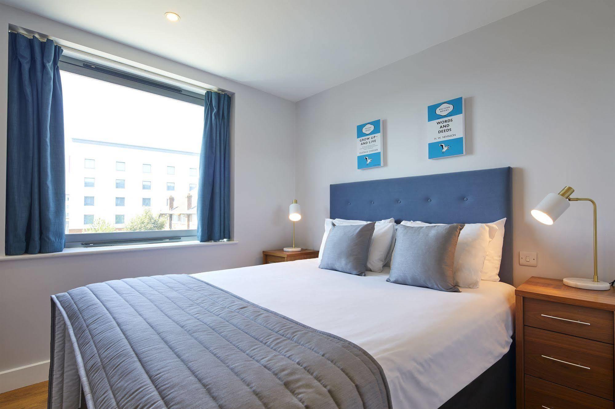 Hq Aparthotel Farnborough Экстерьер фото