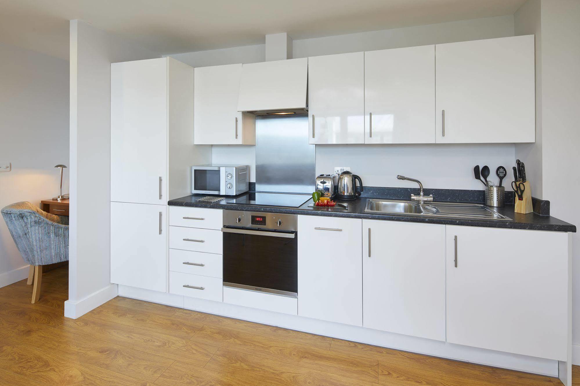 Hq Aparthotel Farnborough Экстерьер фото