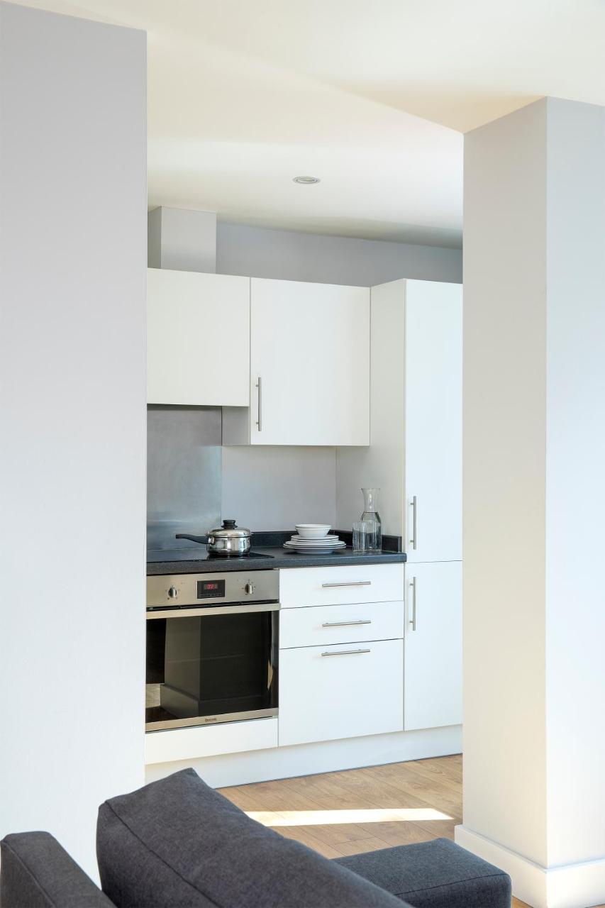 Hq Aparthotel Farnborough Экстерьер фото